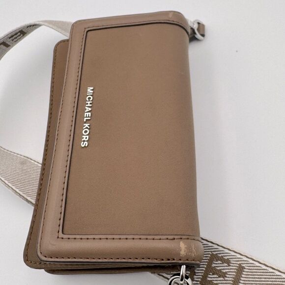 Michael Kors Women's Jet Set Small Nylon Smartphone Crossbody Bag - Picture 3 of 16